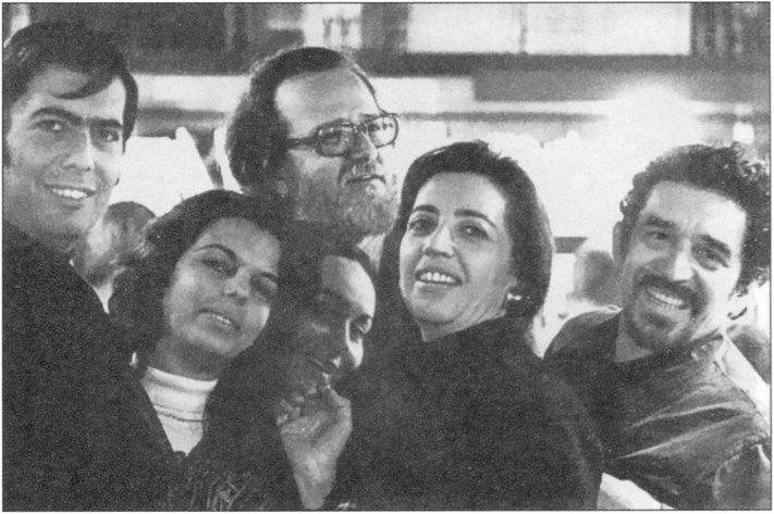 Вершители бума латиноамериканской литературы с жёнами-вдохновительницами. Слева — Марио Варгас Льюоса, справа — Гарсия Маркес